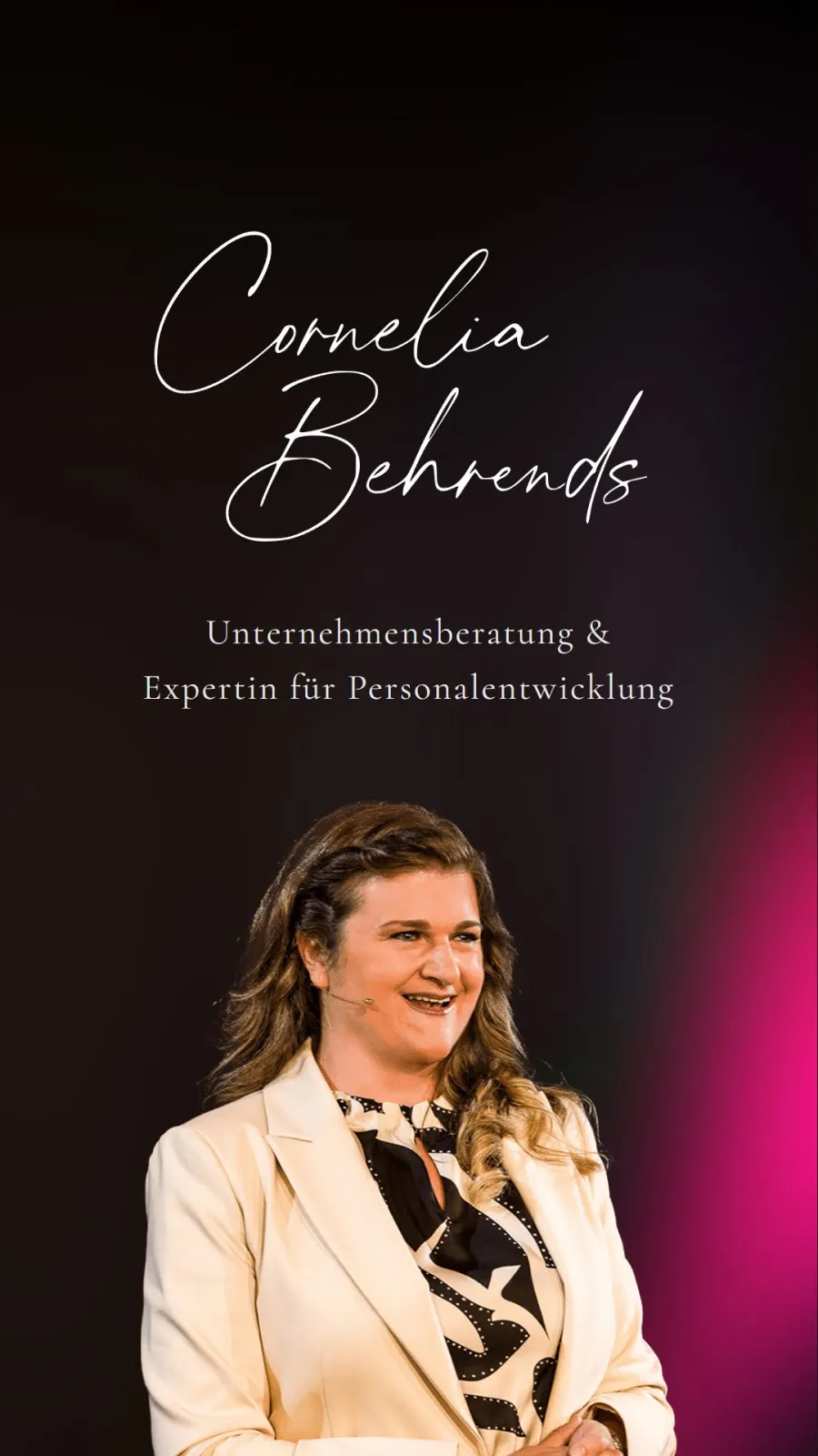 Portrait von Cornelia Behrends vor einem dunklen Hintergrund mit lila Lichtakzent. Text: "Cornelia Behrends - Unternehmensberatung & Expertin für Personalentwicklung".