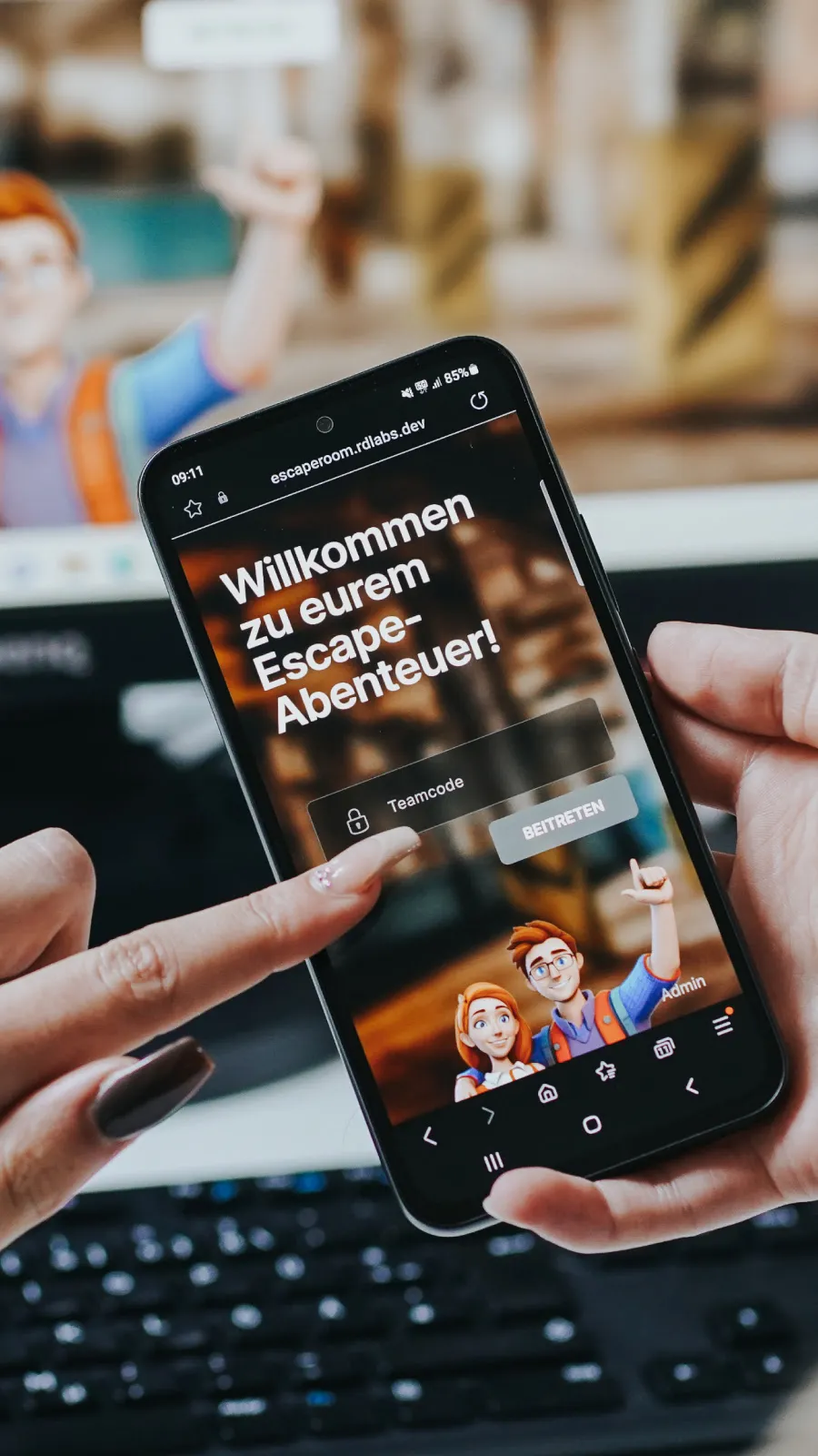 Smartphone-Bildschirm mit der Teambuilding-Plattform, die ein Escape-Abenteuer-Lernspiel zeigt. Eine Hand deutet auf die Schaltfläche "Beitreten"