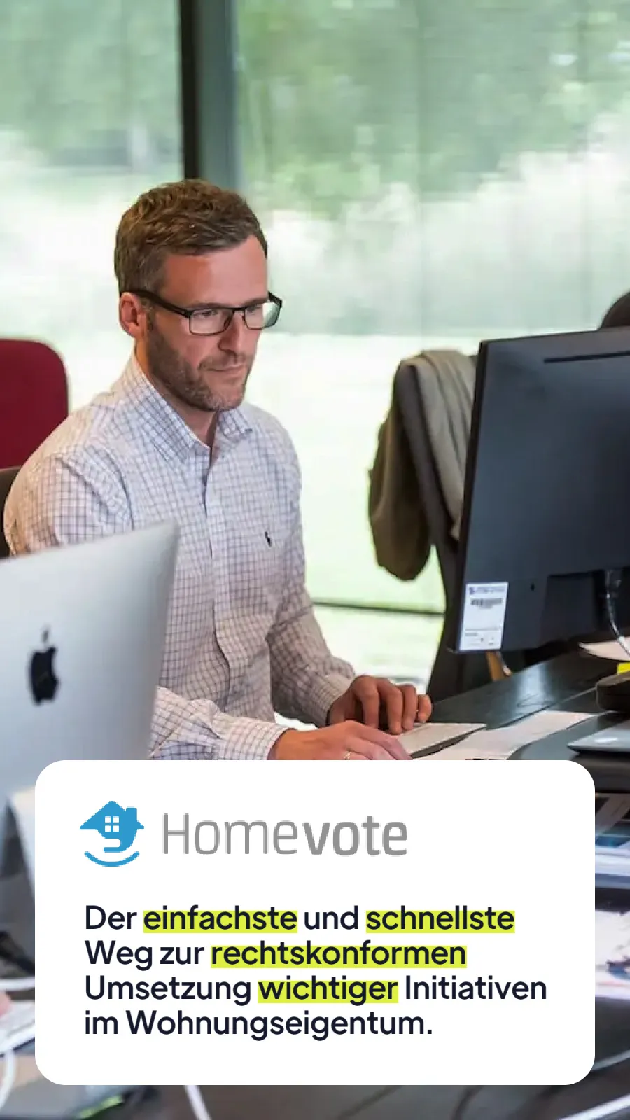 Ein Mann mit Brille und kariertem Hemd sitzt konzentriert an einem Schreibtisch vor einem Computerbildschirm in einem modernen Büro. Im Vordergrund ist das Logo von "Homevote" abgebildet, begleitet von dem Text: "Der einfachste und schnellste Weg zur rechtskonformen Umsetzung wichtiger Initiativen im Wohnungseigentum."