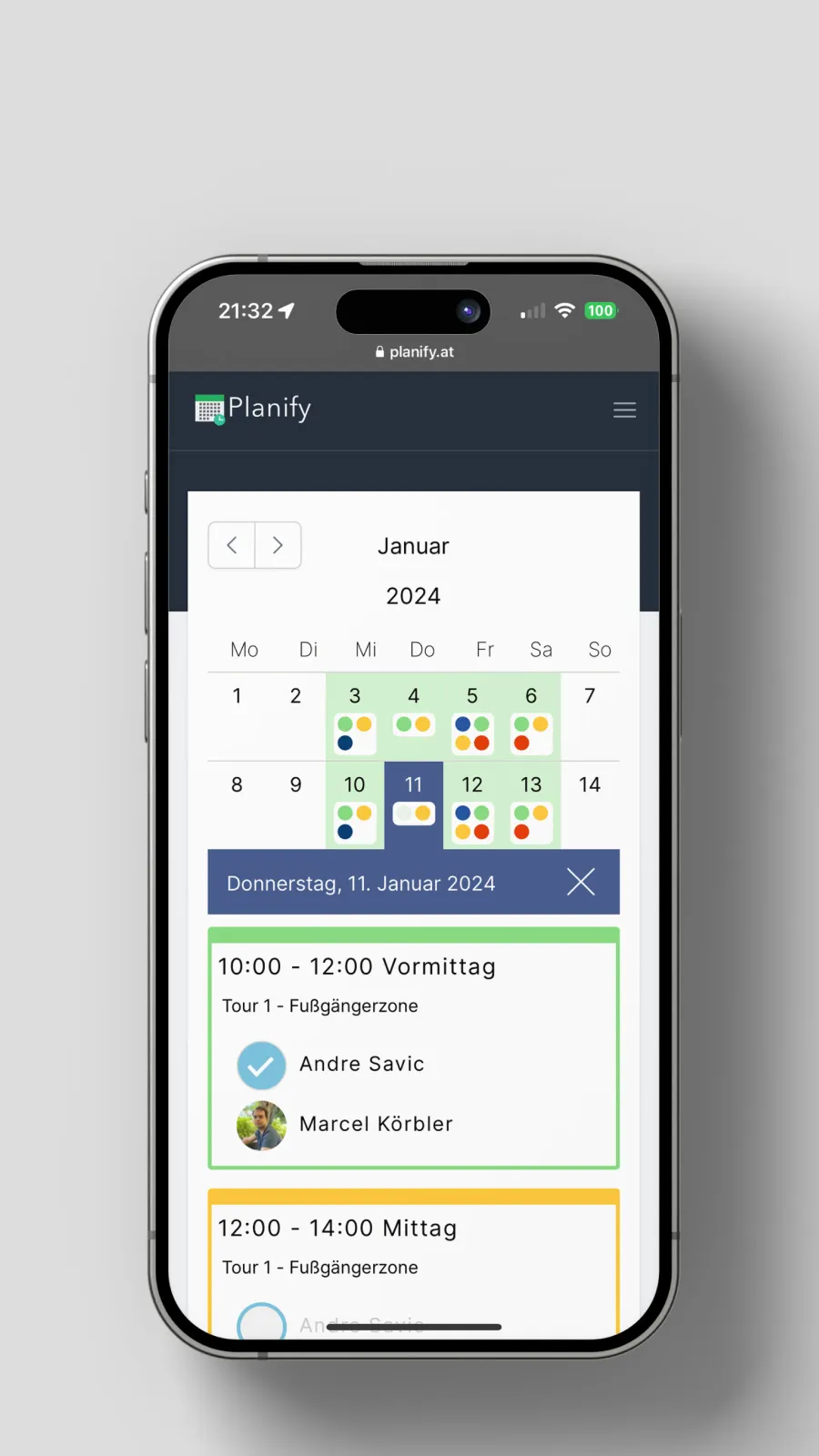 Smartphone-Bildschirm mit der Teammanagement-Software "Planify", die einen Kalender und geplante Teamaufgaben für Januar anzeigt.