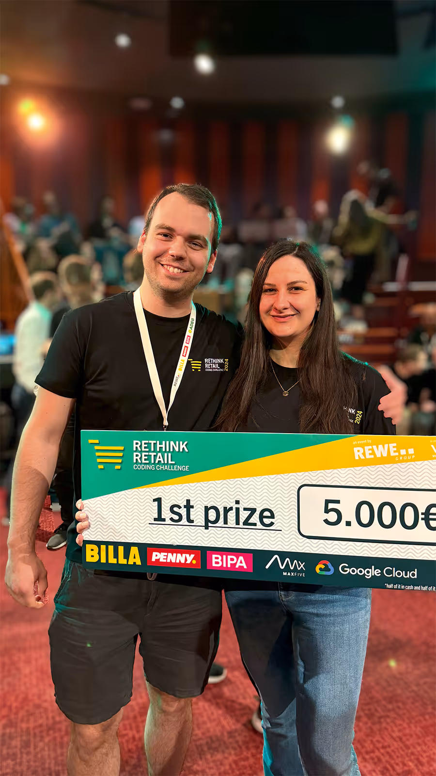 Portraitfoto von Marcel und Jasmin mit dem Preis in der Hand.